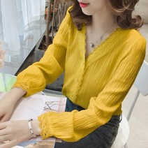 모네타 브이넥 레이스포인트 블라우스