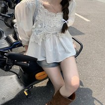 어썸클로젯 리버티 모티브레이스 러블리 플레어블라우스 블랑