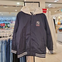 JCB 오리털점퍼 벗으면 입어야 하는 점퍼예여~~ 후드탈부착 안감이 솜이 들어가 누벼져 있어요