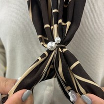 우아한 스카프포인트묶기 스타일링머플러 진주디자인