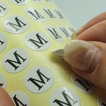 사이즈 알파벳 스티커 오브젝트 봉인 동그라미 이니셜 M 원형 옷 치수 표시 의류 영스 제품 크기 영어 표기 상품 포장 미디움