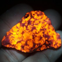 자외선에서 밝은 오렌지색 형광을 내는 블루 소달라이트 형광광물