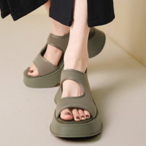 여성 여름 편한 밴딩 5cm 통굽 키높이 스트랩샌들 미끄럼 방지 비치슈즈