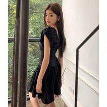 여성 레트로 웹툰 캐릭터 셔링 브이넥 블랙 원피스 컨셉사진 파티 볼륨 스커트