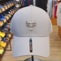 NBA 남여공용 시카고 불스 CHI 로고 금속 장식 격자 원단 포인트 얼굴이 작아보이는 롱챙 라이트 그레이 칼라 볼캡 챙 모자