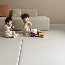 쁘띠메종 2단 폴더 거실매트 테라조 240X140X4cm, 테라조베이지X웜그레이