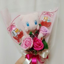 포켓몬꽃다발 피카츄꽃다발 뮤꽃다발 이브이꽃다발표회꽃다발 학예회꽃다발 재롱잔치꽃다발 인형꽃다발 졸업꽃다발 입학꽃다발 사탕꽃다발 수료식꽃다발 어린이집꽃다발 유치원단체꽃 학교단체꽃다발, 뮤+킨더2개, 핑크