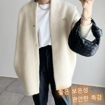 포켓 디자인이 더해진 여성용 울 니트 가디건 라운드넥 니트와 함께하는 따뜻한 겨울