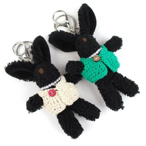 [hand made] Cozy sweater bunny keyring 니트 스웨터 까망토끼 인형 가방키링