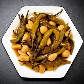 반찬연구소 국내제조 간장고추 알마늘 1kg 장아찌 매콤새콤한맛 별미 고기 캠핑용, 1개