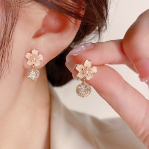 QHSP 여성용 핑크 플라워 볼 드롭 귀걸이