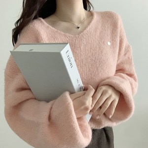 [뱃지포인트] 데이지클로젯 포닝 실버 골드 뱃지 오버핏 브이넥 니트 티셔츠 / 봄 가을 겨울 루즈핏 아방핏 여리여리 기본템 데일리룩 부드러운 스웨터 베이직 심플 V넥 무지