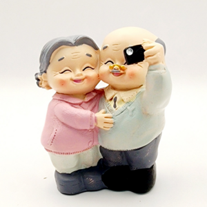 [폭싹속았수다] 다정한 노부부 조각상, 04.셀카찍는부부
