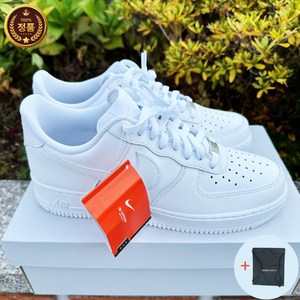 [백화점매장판] 나이키 NIKE 에어포스 1 07 남성 남자 M 화이트 올백 스니커즈 신발 운동화 NADQ3O + 파우치백