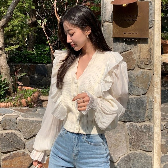 떳다그녀 카멜리아 프릴 퍼프 블라우스