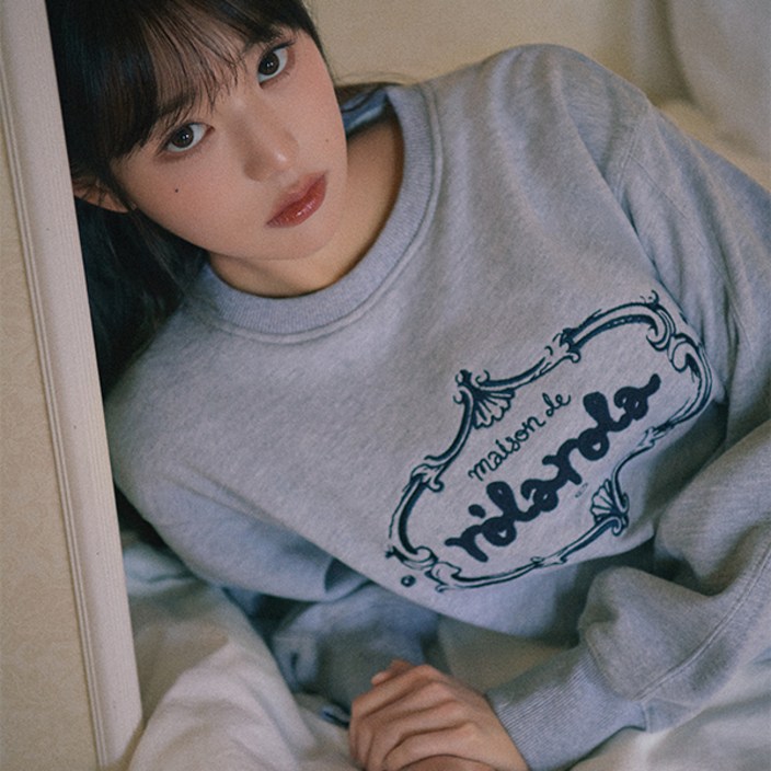 장원영착용 로라로라 VINTAGE LOGO 스웻셔츠