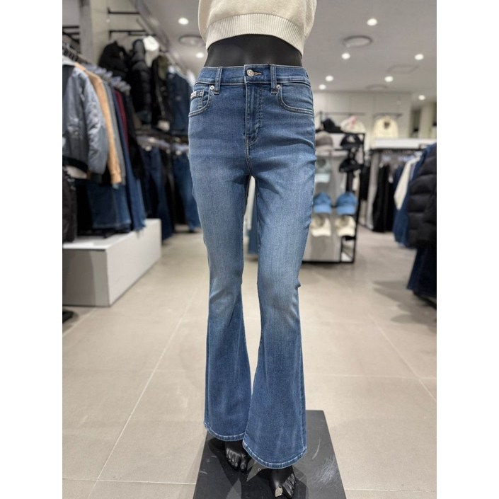 매장캘빈클라인 진 여성 하이라이즈 플레어핏 데님 팬츠47B947GVRN 108910