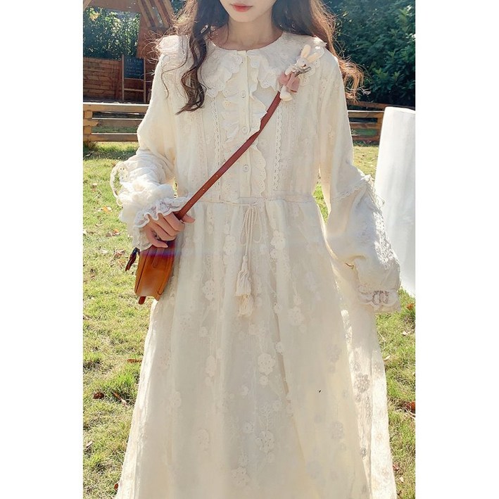 로맨틱 빈티지 레이스 플로럴 자수 롱원피스  프릴 카라와 퍼프 소매로 완성된 여성스러운 실루엣, 허리 스트링으로 라인 조절 가능, 봄가을 데이트·하객 코디 추천 부드러운 안HJH