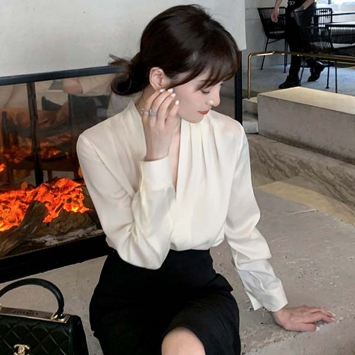 어반룩북 새틴 브이넥 오피스룩 셔링 긴팔 셔츠 어반룩북 새틴 브이넥 오피스룩 셔링 긴팔 셔츠