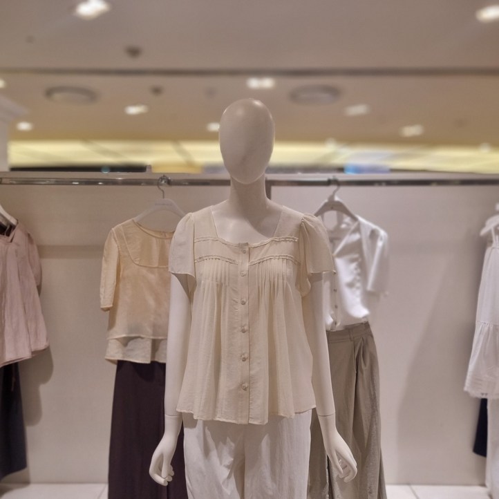 AK플라자 올리브데올리브 스퀘어넥 셔링 반팔 블라우스OW5MB477