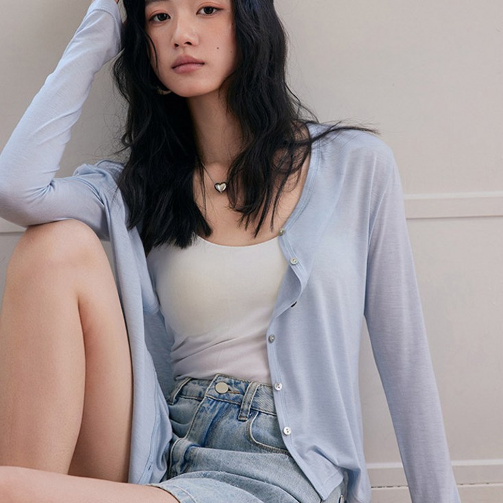 스토리원 여성 리오셀 자개단추 브이넥 가디건 WMSSOT027